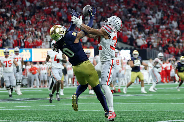Xavier Watts reaching the ball
