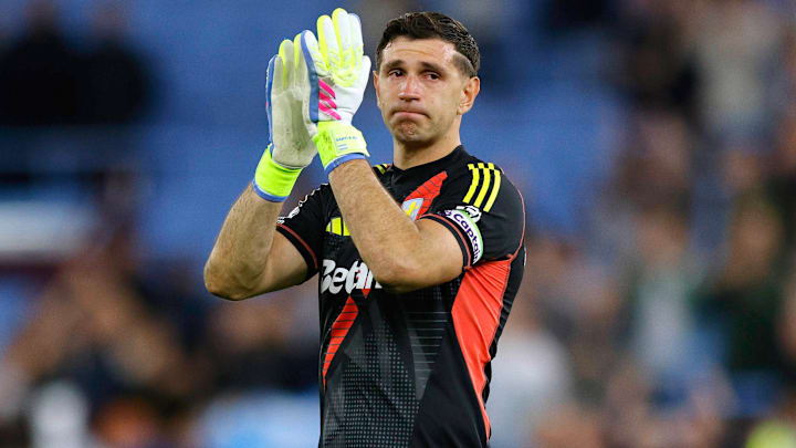 Le gardien argentin, Emiliano Martinez en pleurs, devrait quitter l'Angleterre et Aston Villa, cet été. Le gardien argentin, Emiliano Martinez en pleurs, devrait quitter l'Angleterre et Aston Villa, cet été.