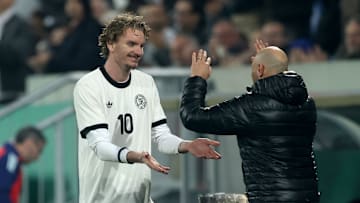 Nick Woltemade (l.) klatscht mit U21-Bundestrainer Antonio Di Salvo