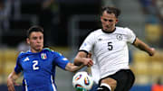Max Rosenfelder (r.) musste gegen Italien angeschlagen raus