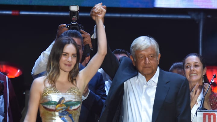 Belinda y Andrés Manuel López Obrador durante su acto de campaña