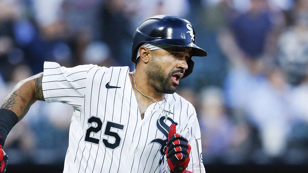 Jun 10, 2026; Chicago, Illinois, USA; Chicago White Sox left fielder Derek Hill (25) runs after hitting an RBI-single against the Atlanta Braves during the fourth inning at Rate Field. Mandatory Credit: Kamil Krzaczynski-Imagn Images