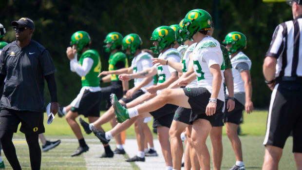 Oregon players work out during practice with the Oregon Ducks Friday,