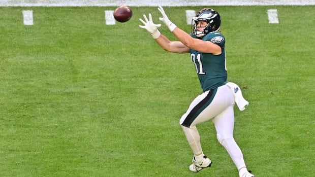 Eagles TE Grant Calcaterra