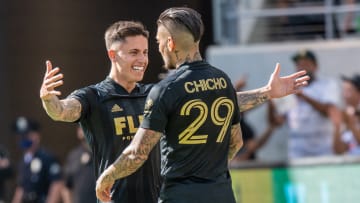 El uruguayo Brian Rodríguez y el colombiano Cristian Arango celebran una anotación de LAFC.