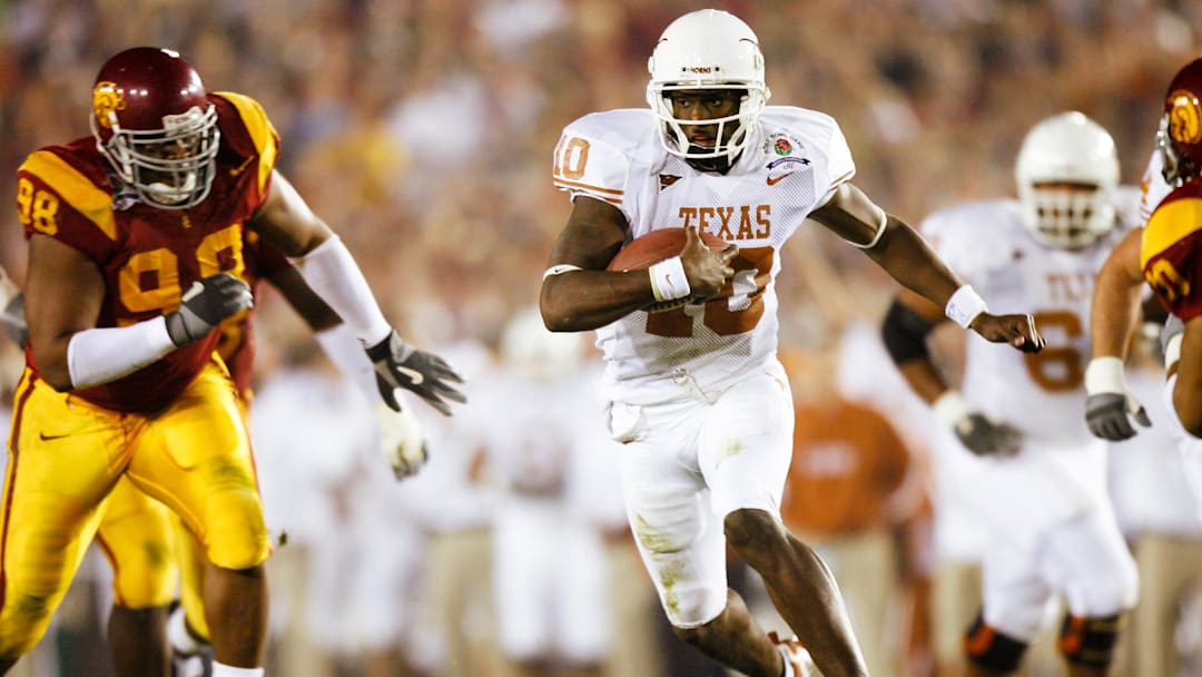 Texas Longhorns quarterback Vince Young (10)