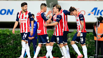 Jugadores de las Chivas del Guadalajara celebran un gol.