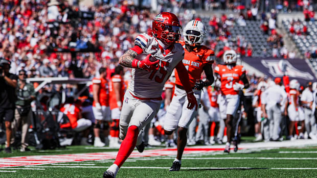 Arizona Wildcats wide receiver Luke Wysong (15) scores a touchdown