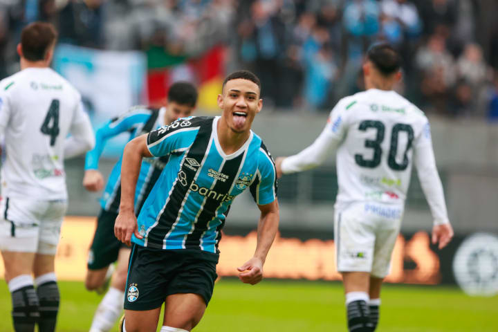 Gustavo Nunes faz gol para o Grêmio na vitória sobre o Operário-PR na Copa do Brasil