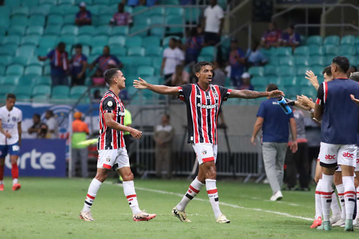 Luiz Gustavo, do São Paulo, contra o Bahia