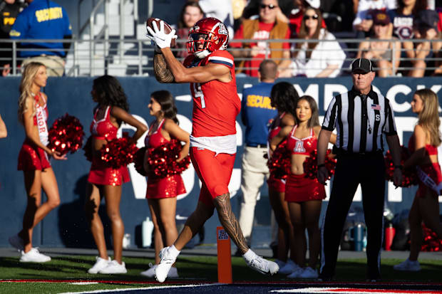 Arizona Wildcats wide receiver Tetairoa McMillan catches a touchdown against the Arizona State Sun Devils.