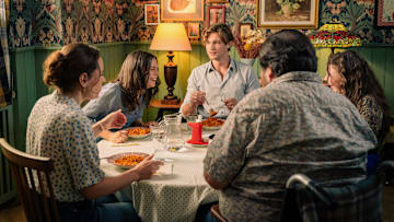 Helen (Gina Henkel), Ruby (Harriet Herbig-Matten), James (Damian Hardung), Angus (Martin Neuhaus), Ember (Runa Greiner) in Maxton Hall season 2