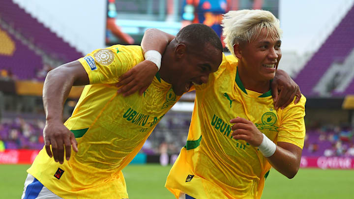 Rayners (e) fez o único gol da partida Rayners (e) fez o único gol da partida