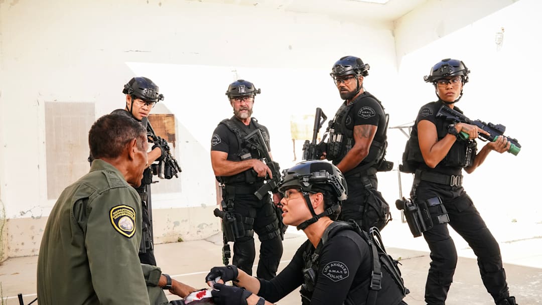 “Life” – 20-Squad faces down a prison hostage situation, only to be thrown into deeper danger when a bomb explodes, freeing maximum-security prisoners from their cells, including someone with a personal grudge against Hondo, on S.W.A.T., Friday, Nov. 1 (8:00-9:00 PM, ET/PT) on the CBS Television Network, and streaming on Paramount+ (live and on-demand for Paramount+ with SHOWTIME subscribers, or on-demand for Paramount+ Essential subscribers the day after the episode airs)*. Pictured (L-R):