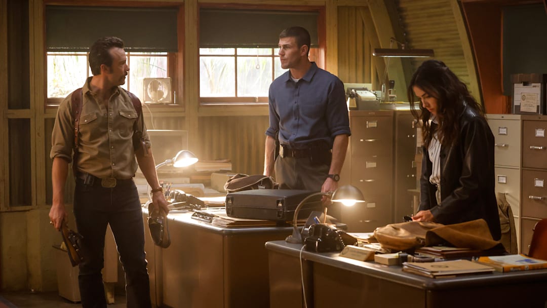“Flight of Icarus” – The team investigates the death of a famed Marine commander’s son, while a pivotal part of Franks’ past involving his family is revealed, on NCIS: ORIGINS, Monday, Jan. 27 (10:00-11:00 PM, ET/PT) on the CBS Television Network, and streaming on Paramount+ (live and on-demand for Paramount+ with SHOWTIME subscribers, or on-demand for Paramount+ Essential subscribers the day after the episode airs)*. Pictured (L-R): Kyle Schmid as Mike Franks, Austin Stowell as Leroy Jethro