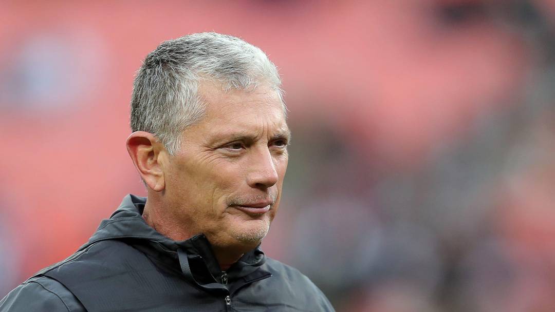Cleveland Browns defensive coordinator Jim Schwartz watches the team warm up before a game against the Baltimore Ravens on Nov. 16, 2025, in Cleveland.