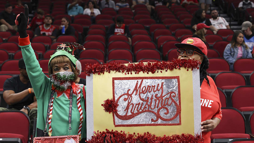 Dec 16, 2021; Houston, Texas, USA; Houston Rockets fans holds a Merry Christmas sign before the Rockets played against the New York Knicks at Toyota Center. Mandatory Credit: Thomas Shea-Imagn Images Dec 16, 2021; Houston, Texas, USA; Houston Rockets fans holds a Merry Christmas sign before the Rockets played against the New York Knicks at Toyota Center. Mandatory Credit: Thomas Shea-Imagn Images