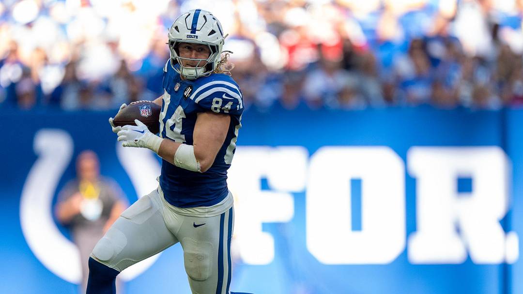 Indianapolis Colts tight end Tyler Warren (84) catches a pass Sunday, Oct. 12, 2025, against the Arizona Cardinals at Lucas Oil Stadium in Indianapolis.