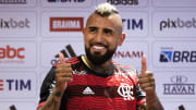 Arturo Vidal assinou com o Flamengo e pode estrear em breve