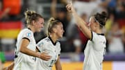 Alexandra Popp, Giulia Gwinn und Marina Hegering freuen sich über den überzeugenden 4:0-Erfolg gegen Dänemark