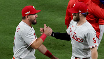 Kyle Schwarber y Bryce Harper fueron los héroes de los Filis 