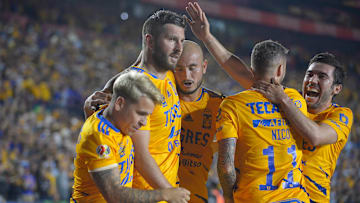 Jugadores de Tigres UANL celebran un gol.