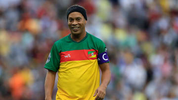 Ronaldinho voit son fils quitter le FC Barcelone et tracer sa propre carrière. 