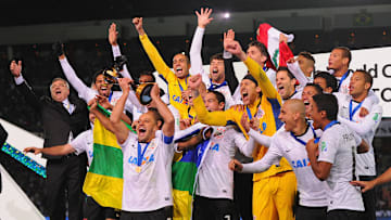 Alessandro ergueu o troféu mundial em 2012 Alessandro ergueu o troféu mundial em 2012