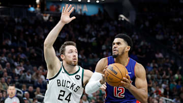 Detroit Pistons v Milwaukee Bucks