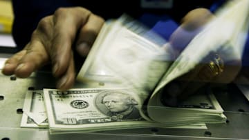 British Convert Pounds To U.S. Dollars