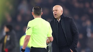Arne Slot im Gespräch mit Schiedsrichter Michael Oliver
