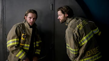 “False Alarm” – Station 42 responds to a false alarm call that escalates into a dangerous hostage situation, on FIRE COUNTRY, Friday, Dec. 6 (9:00-10:00 PM, ET/PT) on the CBS Television Network, and streaming on Paramount+ (live and on-demand for Paramount+ with SHOWTIME subscribers, or on-demand for Paramount+ Essential subscribers the day after the episode airs)*. Jared Padalecki guest stars as Camden, a SoCal firefighter who immediately recognizes Bode’s raw talent. Pictured (L-R): Max