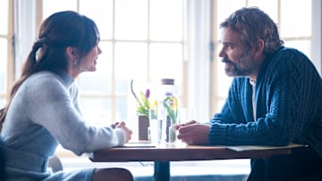 MURDER IN A SMALL TOWN: L-R: Kristin Kreuk and Rossif Sutherland in the series premiere of MURDER IN A SMALL TOWN airing Tuesday, Sept. 24 (8:00-9:30 PM ET/PT) on FOX. ©2024 Fox Media LLC. CR: Kailey Schwerman/ FOX.