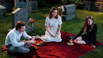 “Thanksgiving” – Mandy struggles to get Georgie’s family to join him for his first Thanksgiving without his dad, on GEORGIE & MANDY’S FIRST MARRIAGE, Thursday, Nov. 14 (8:00-8:31 PM, ET/PT) on the CBS Television Network, and streaming on Paramount+ (live and on-demand for Paramount+ with SHOWTIME subscribers, or on-demand for Paramount+ Essential subscribers the day after the episode airs)*. YOUNG SHELDON stars Zoe Perry, Raegan Revord, Annie Potts and Craig T. Nelson guest star. Pictured