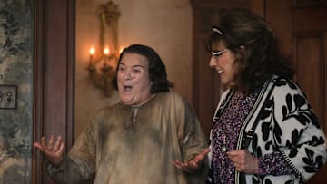 “Soul Custody” – Ghosts. Pictured (L-R): Betsy Sodaro as Nancy and Caroline Aaron as Carol. Photo: Bertrand Calmeau/CBS ©2025 CBS Broadcasting, Inc. All Rights Reserved.