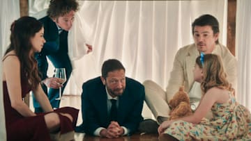 THE BEAR — “Bears”— Season 4 Episode 7 (Streams Thursday, June 26th) Pictured: (l-r) Molly Gordon as Claire, Jeremy Allen White as Carmen “Carmy” Berzatto, Ebon Moss-Bachrach as Richard “Richie” Jerimovich, Josh Hartnett as Frank, Annabelle Toomey as Eva. CR: FX.
