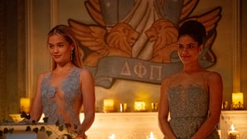 Caroline Merteuil (Sarah Catherine Hook) and Cece Carroway (Sara Silva) in Cruel Intentions