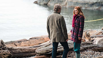 MURDER IN A SMALL TOWN: L-R: Rossif Sutherland and guest star Stana Katic in the “A Chill Rain” episode of MURDER IN A SMALL TOWN airing Tuesday, October. 8 (9:00-10:00 PM ET/PT) on FOX. ©2024 Fox Media LLC. CR: Kailey Schwerman/ FOX.
