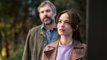 MURDER IN A SMALL TOWN: L-R: Rossif Sutherland and Kristin Kreuk in the series premiere of MURDER IN A SMALL TOWN airing Tuesday, Sept. 24 (8:00-9:30 PM ET/PT) on FOX. ©2024 Fox Media LLC. CR: Kailey Schwerman/ FOX.