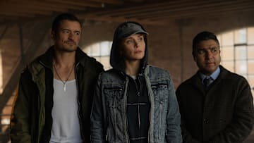 Orlando Bloom as MARLON, Bryce Dallas Howard as KAT, Nick Mohammed as HUGH in DEEP COVER. Credit: Peter Mountain / © 2025 COPERTURA PRODUCTIONS LTD. ALL RIGHTS RESERVED.