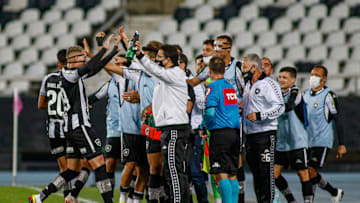 Apesar de crise financeira, alvinegro vive boa fase e está perto de voltar à elite do Brasileirão