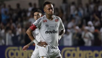 Neymar, de pênalti, marcou o gol do Santos na derrota para o Internacional 