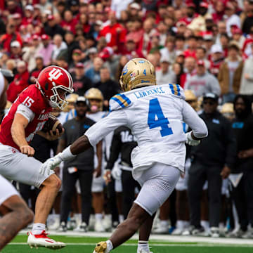 Indiana's Fernando Mendoza (15) runs during the Indiana versus UCLA football game at Memorial Stadium on Saturday, Oct. 25, 2025.