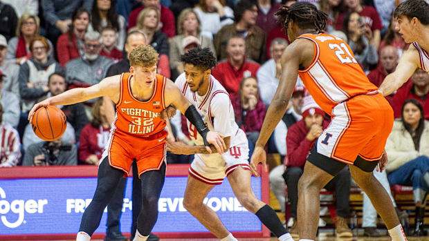 Illinois' Kasparas Jakucionis (32) works against Indiana's Kanaan Carlyle (9) during the Indiana versus Illinois men's basket