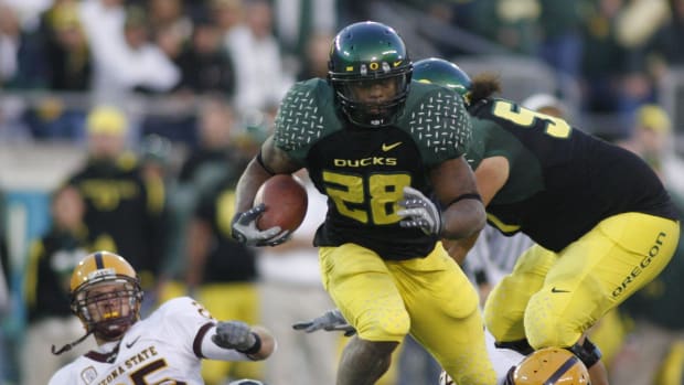 University of Oregon's Jonathan Stewart pulls away from Arizona State University's defense in at Autzen Stadium in Eugene Sat