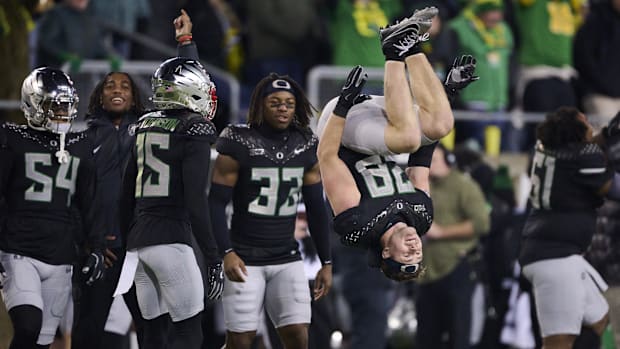 Oregon Ducks linebacker Bryce Boettcher (28) does a back flip during a break in the second half against the Washington Huskie