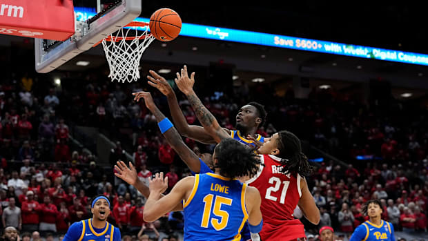 Ohio State Buckeyes forward Devin Royal (21) fights to put up a shot between Pittsburgh Panthers forward Papa Amadou Kante (4