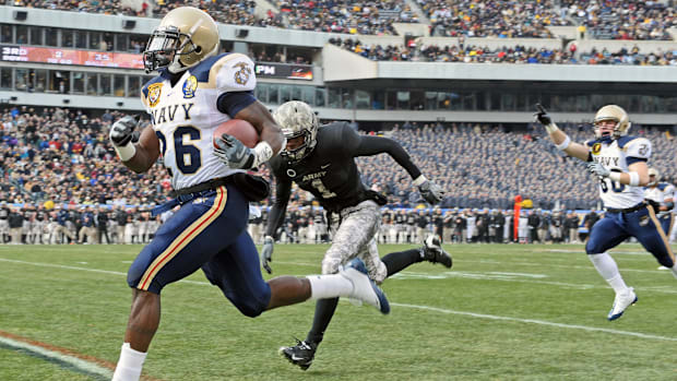 Navy Midshipmen running back Shun White runs for a touchdown against the Army Black Knights in the 2008 Army-Navy Game.