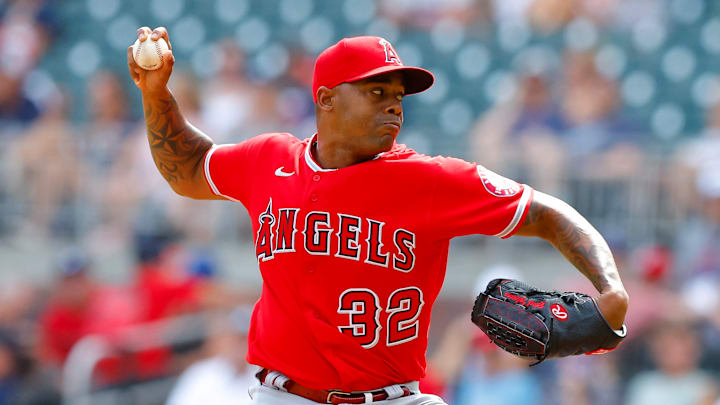 Raisel Iglesias llega a los Bravos de Atlanta