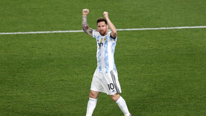 Messi, aplaudido por todo el Monumental.